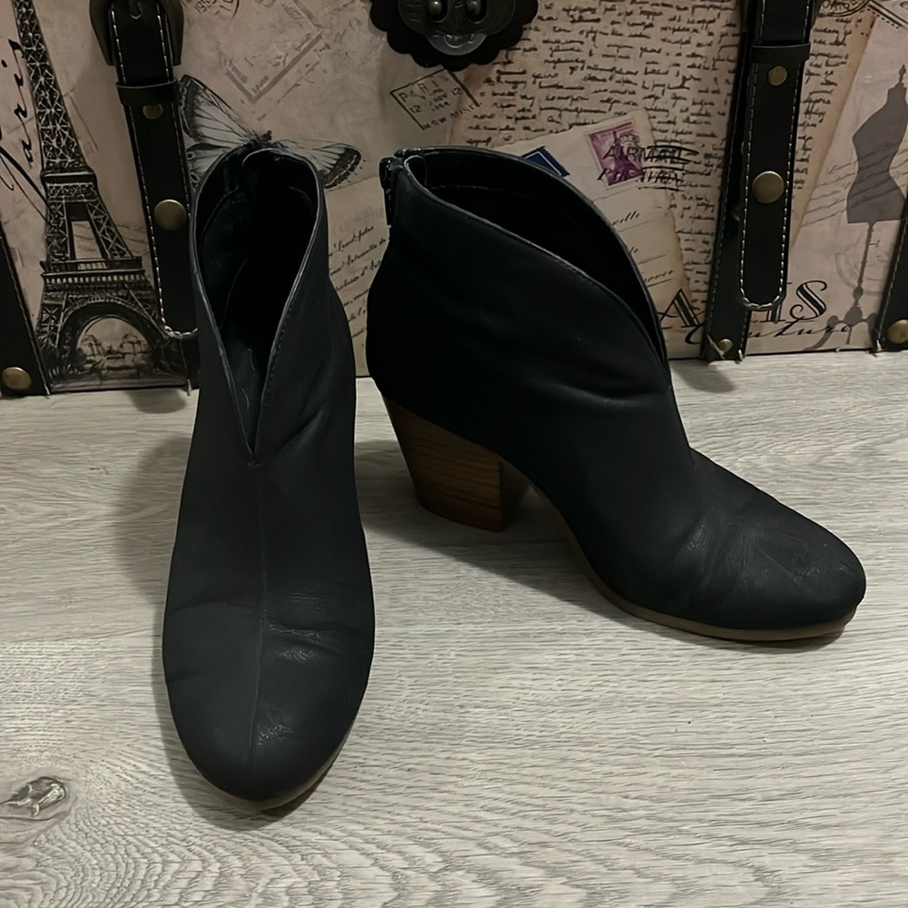 A2 Aerosole Heel Booties size 6